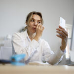 Lentes de Contato no Trabalho: Como Manter Conforto Visual Durante Longas Horas em Frente às Telas