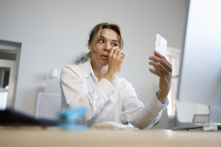 Lentes de Contato no Trabalho: Como Manter Conforto Visual Durante Longas Horas em Frente às Telas